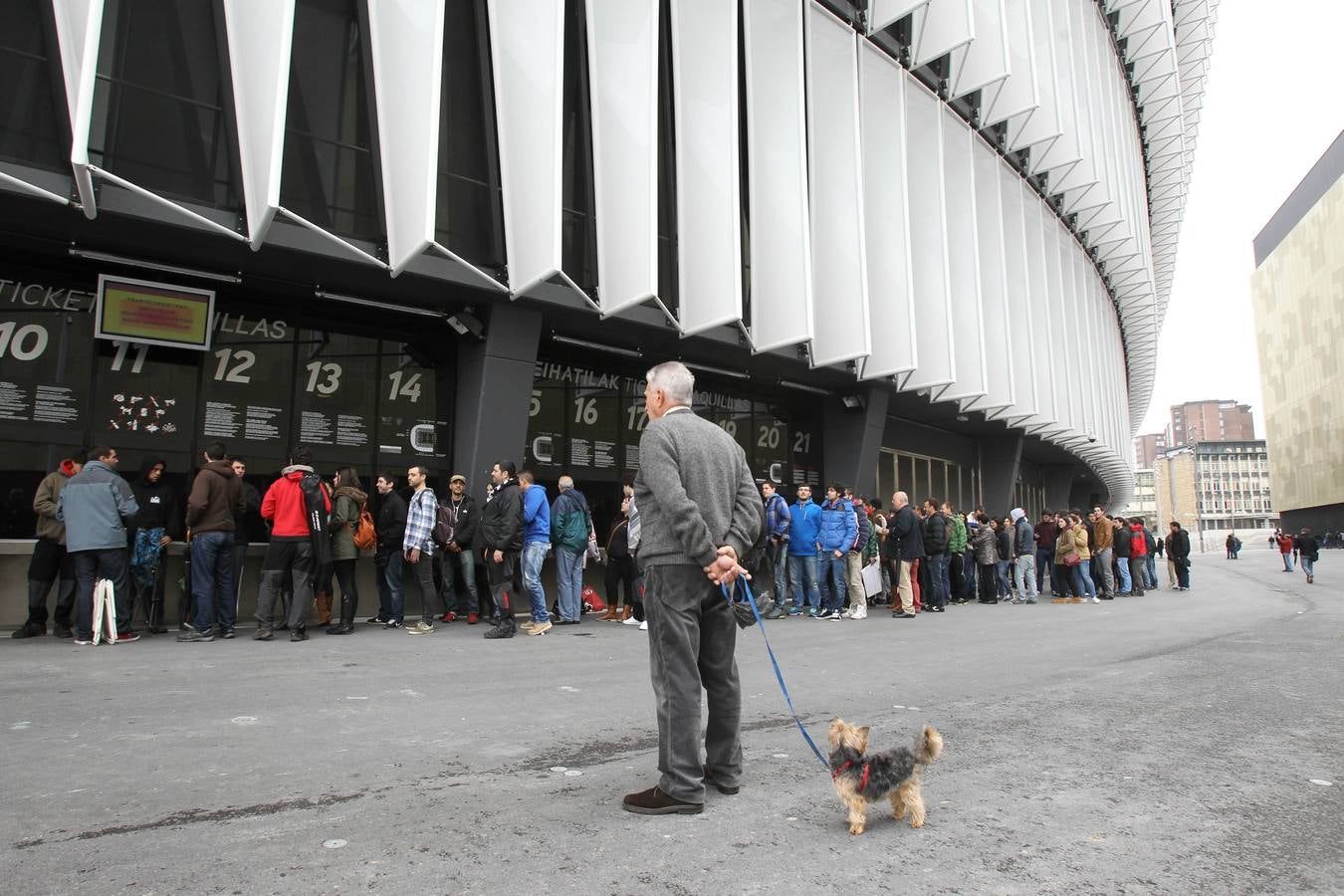 Largas colas en San Mamés para conseguir una entrada ante el Rayo