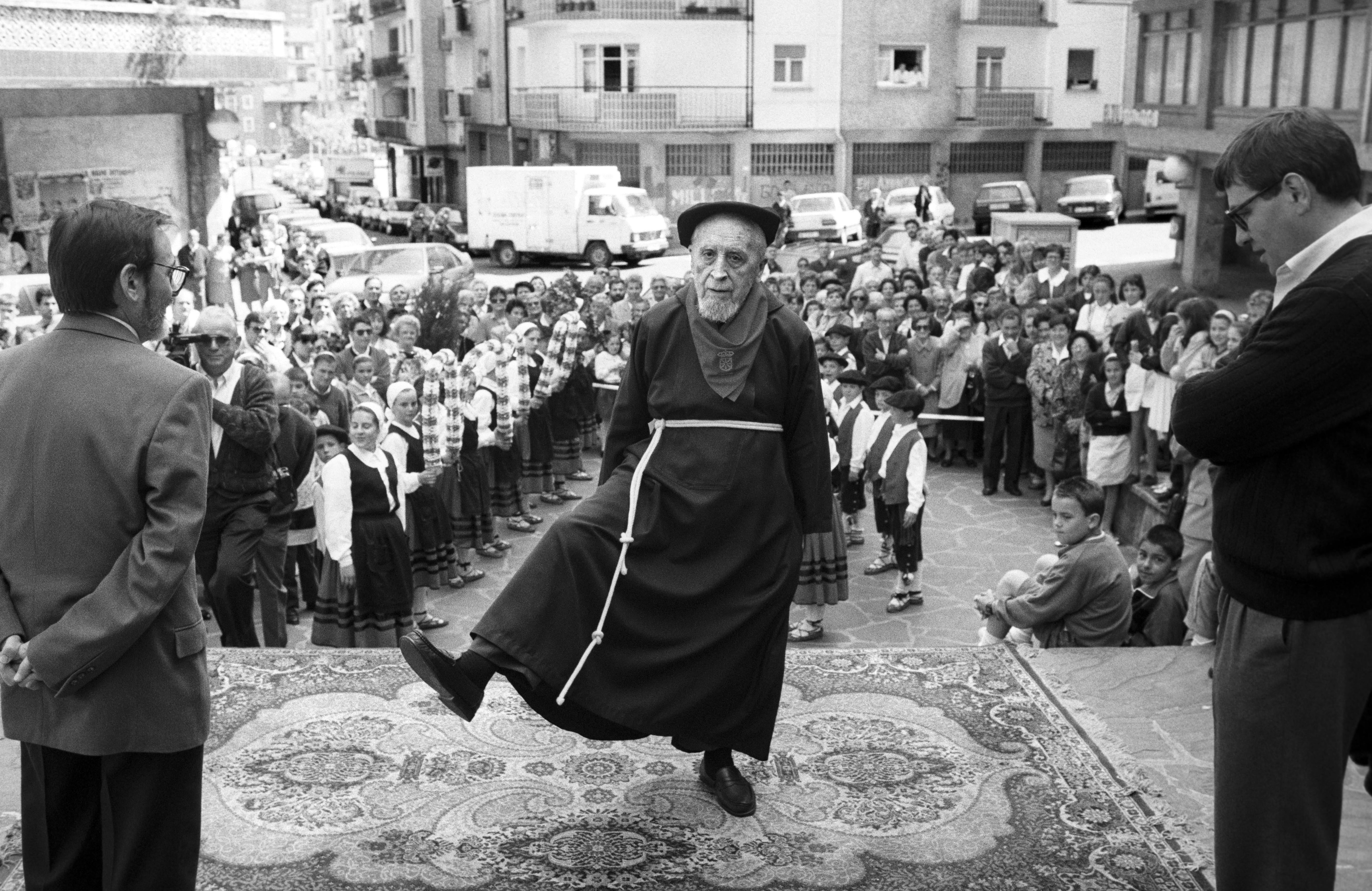 Un anciano se topa con una carga de la Ertzaintza en Bilbao en 1988.