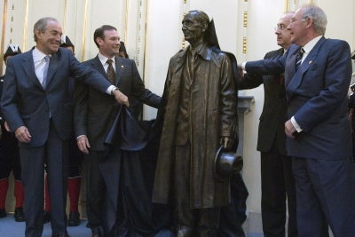 Carlos Garaikoetxea, Juan José Ibarretxe y José Antonio Ardanza descubren una estatua del lehendakari Leizaola en 2007, juinto al entonces diputado general de Gipuzkoa, Joxe Joan González de Txabarri.