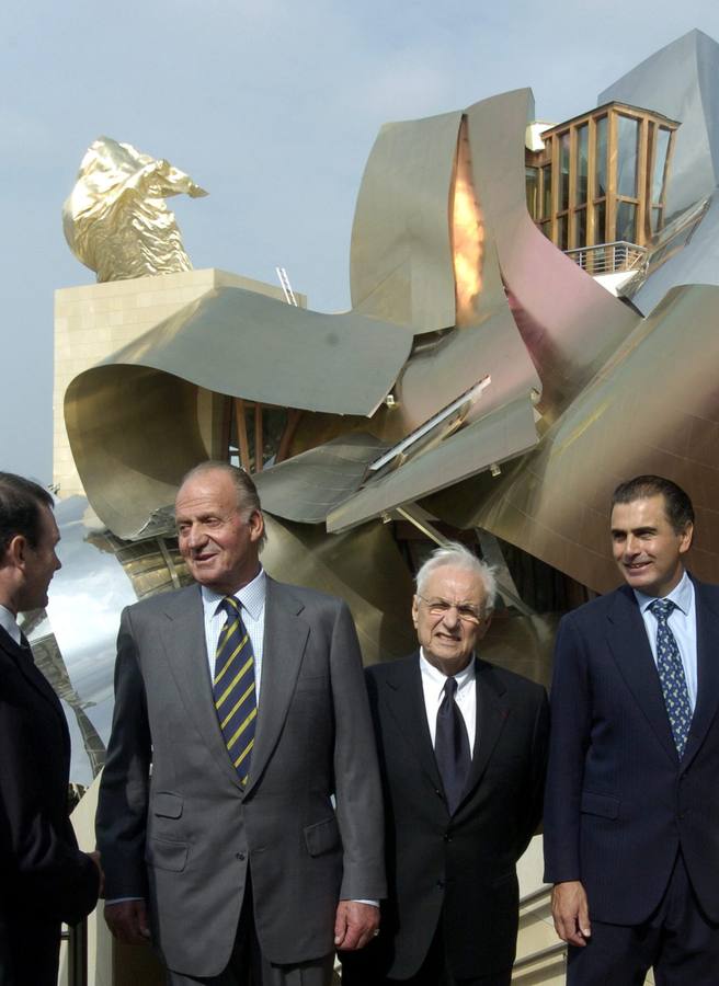 Frank Gehry junto al Rey Juan Carlos en la inauguración del hotel bodegas Marqués del Riscal