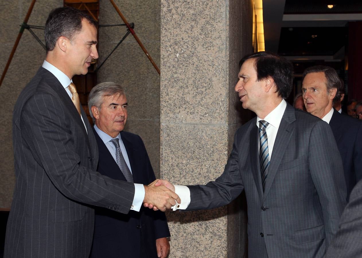 El Príncipe saludando al presidente de Aernova, Iñaki López Gandasegui, en presencia del presidente del Círculo, José Bergareche.