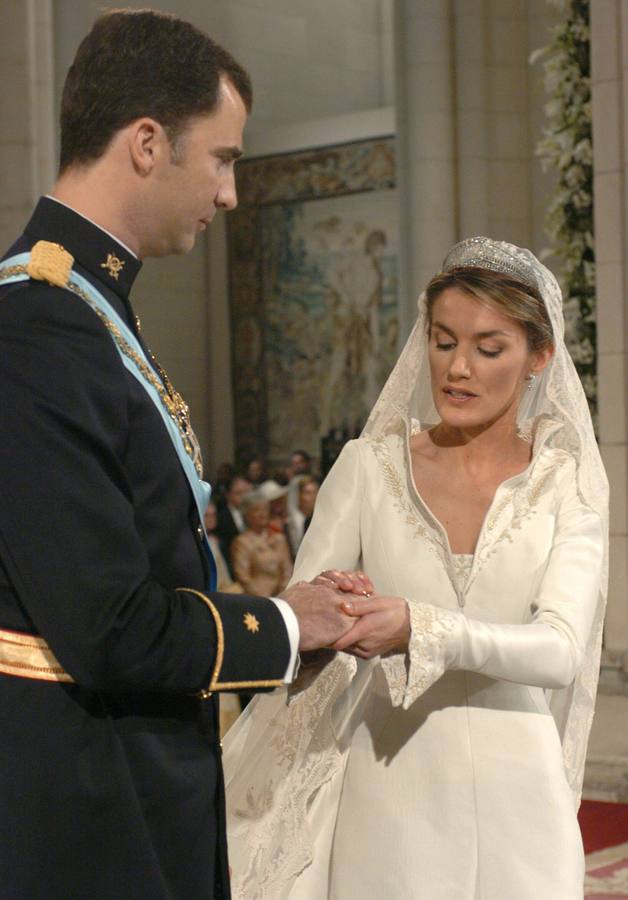 Momento de la ceremonia religiosa en el que Letizia Ortiz pone el anillo al Príncipe Felipe.