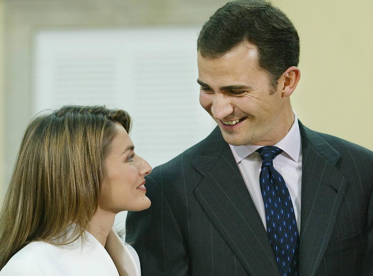 El Príncipe Felipe y Letizia Ortiz durante la ceremonia de petición de mano.