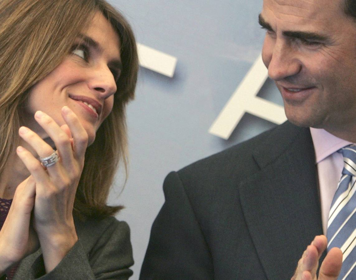 Felipe de Borbón y Letizia Ortiz, intercambian una mirada amorosa.