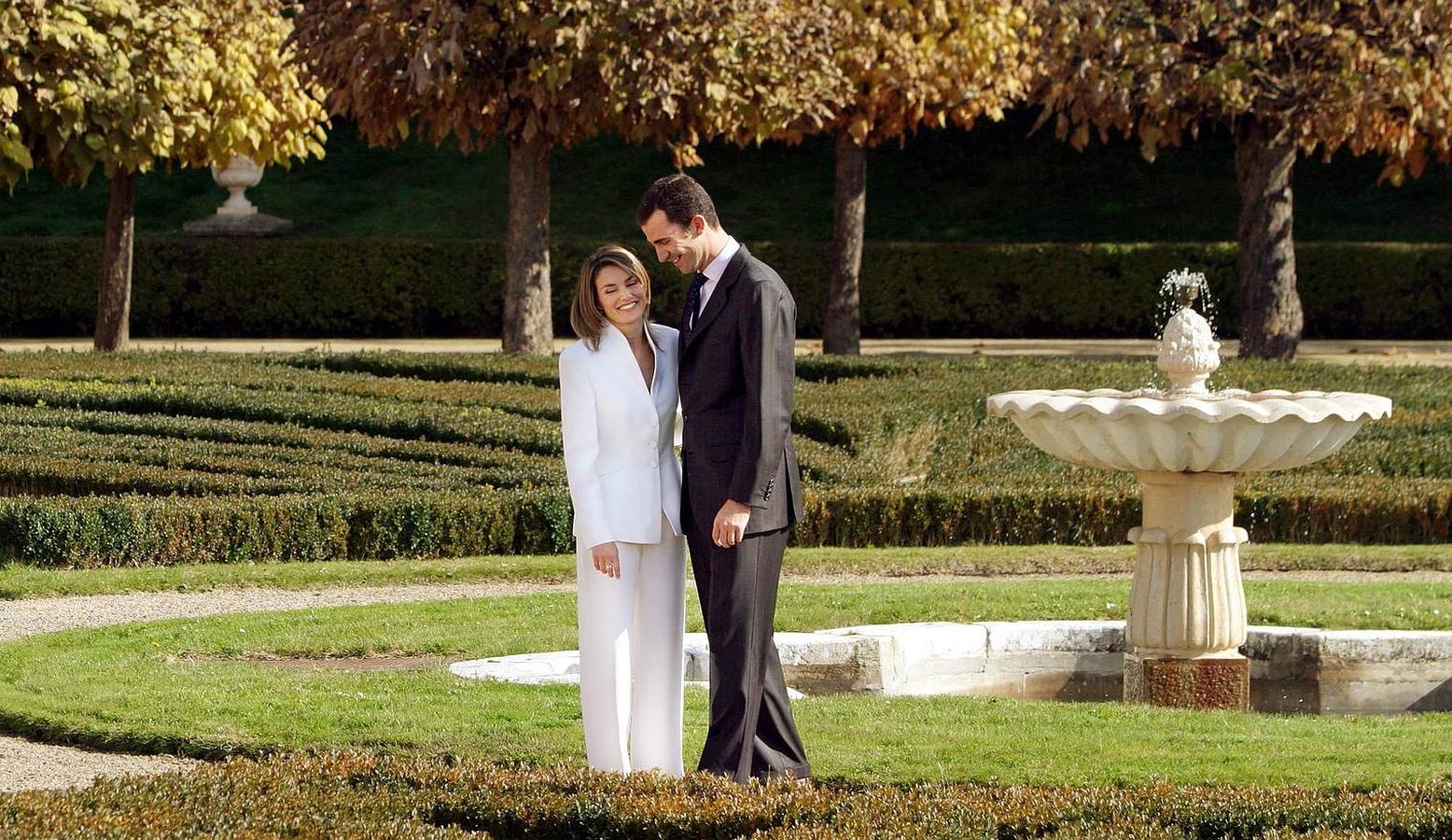 Ceremonia de petición de mano: El Príncipe Felipe y Letizia Ortiz pasearon por los jardines del palacio de El Pardo.
