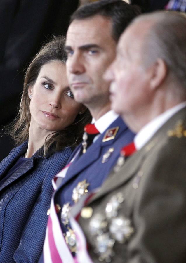 Leticia Ortiz contempla a Don Juan Carlos.