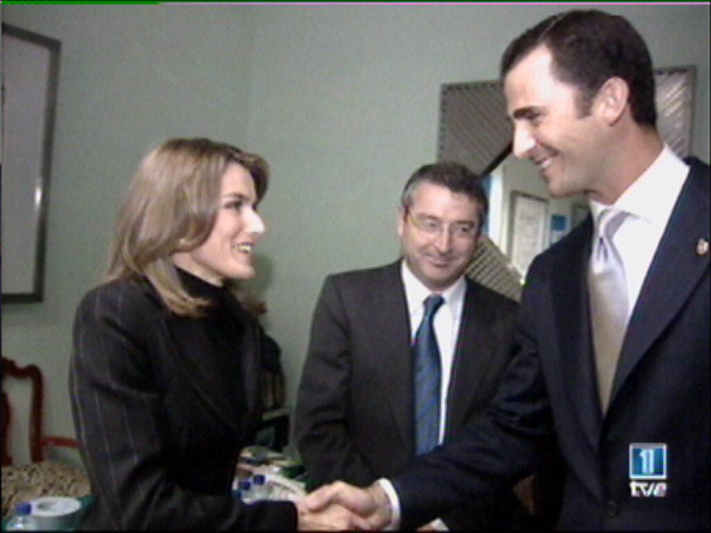 El Príncipe Felipe saludando a Letizia Ortiz, periodista de TVE, durante la entrega de los Premios Príncipe de Asturias (una semana antes de que se anunciara su compromiso).