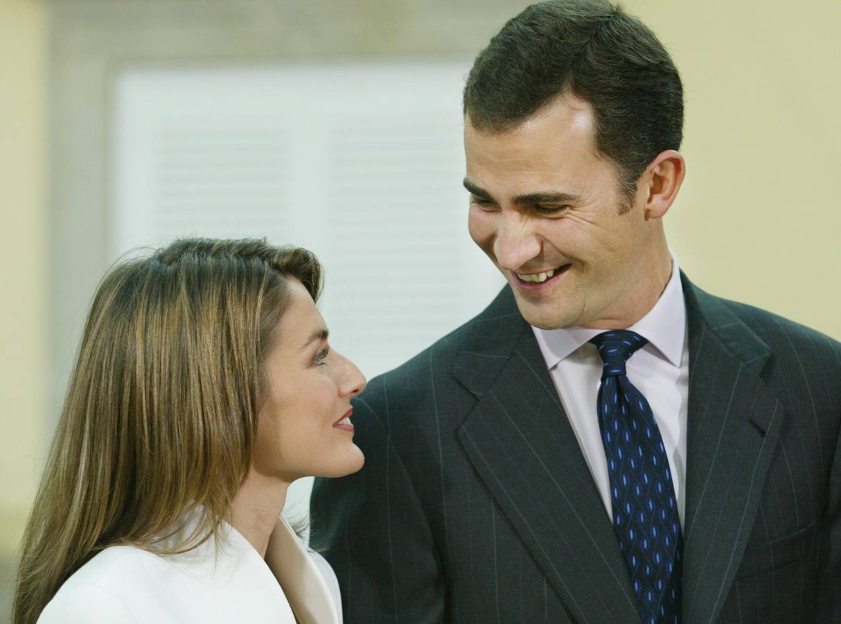 El Príncipe Felipe y Letizia Ortiz durante la ceremonia de petición de mano.