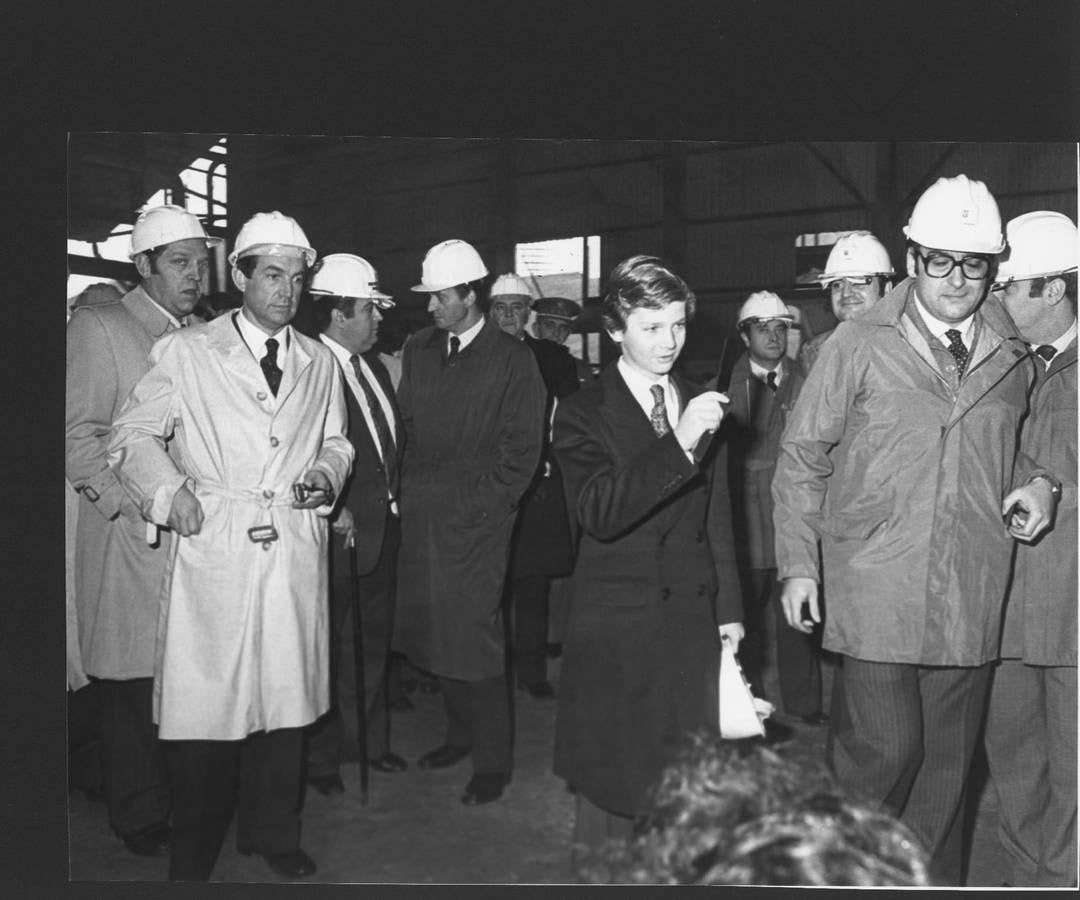 1981. El príncipe de Asturias en una de sus primeras visitas a Euskadi, recorre los Altos Hornos acompañado de personalidades de la empresa y el lehendakari Garaikoetxea.