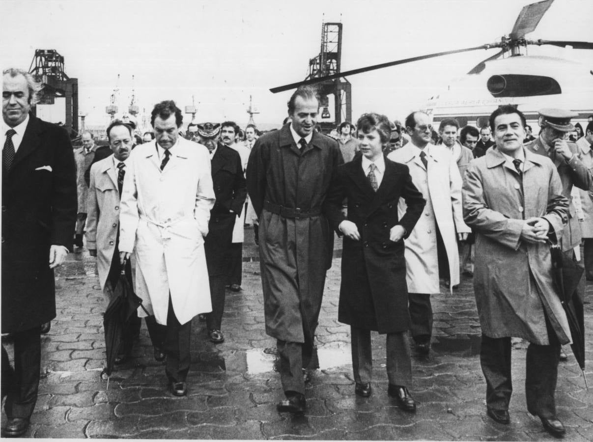 1981.El Príncipe de Asturias junto al Rey y a Carlos Garaikoetxea en Santurtzi, en la inauguración del muelle.