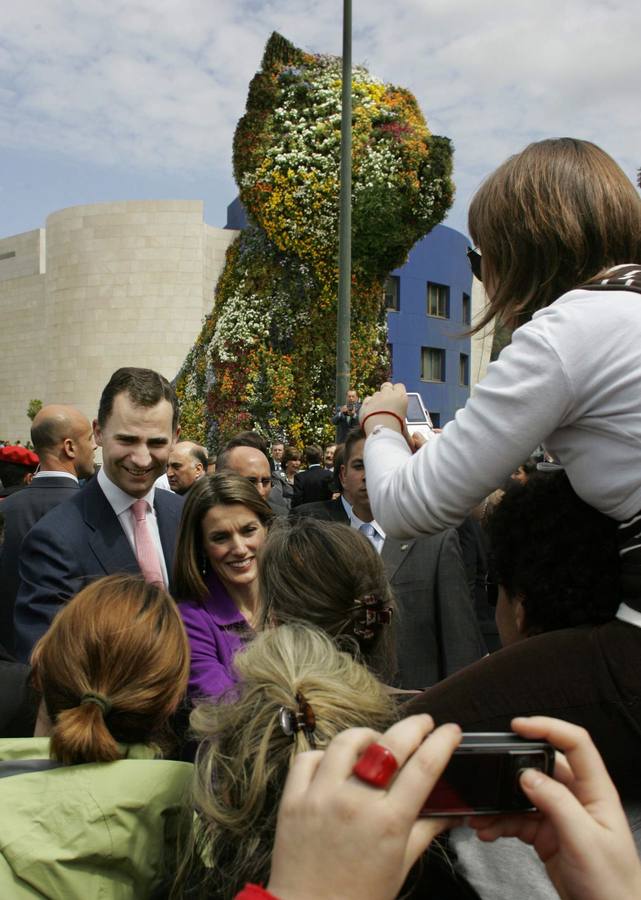 2008. Los Príncipes durante su visita al Museo Guggenheim.