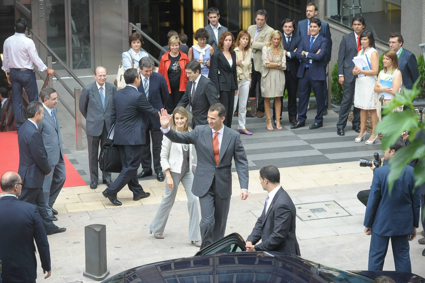 2009. Los príncipes de Asturias, Felipe de Borbón, y Letizia, salen del Hotel Ercilla, donde han inaugurado el IV Encuentro Nacional de Centros Tecnológicos.