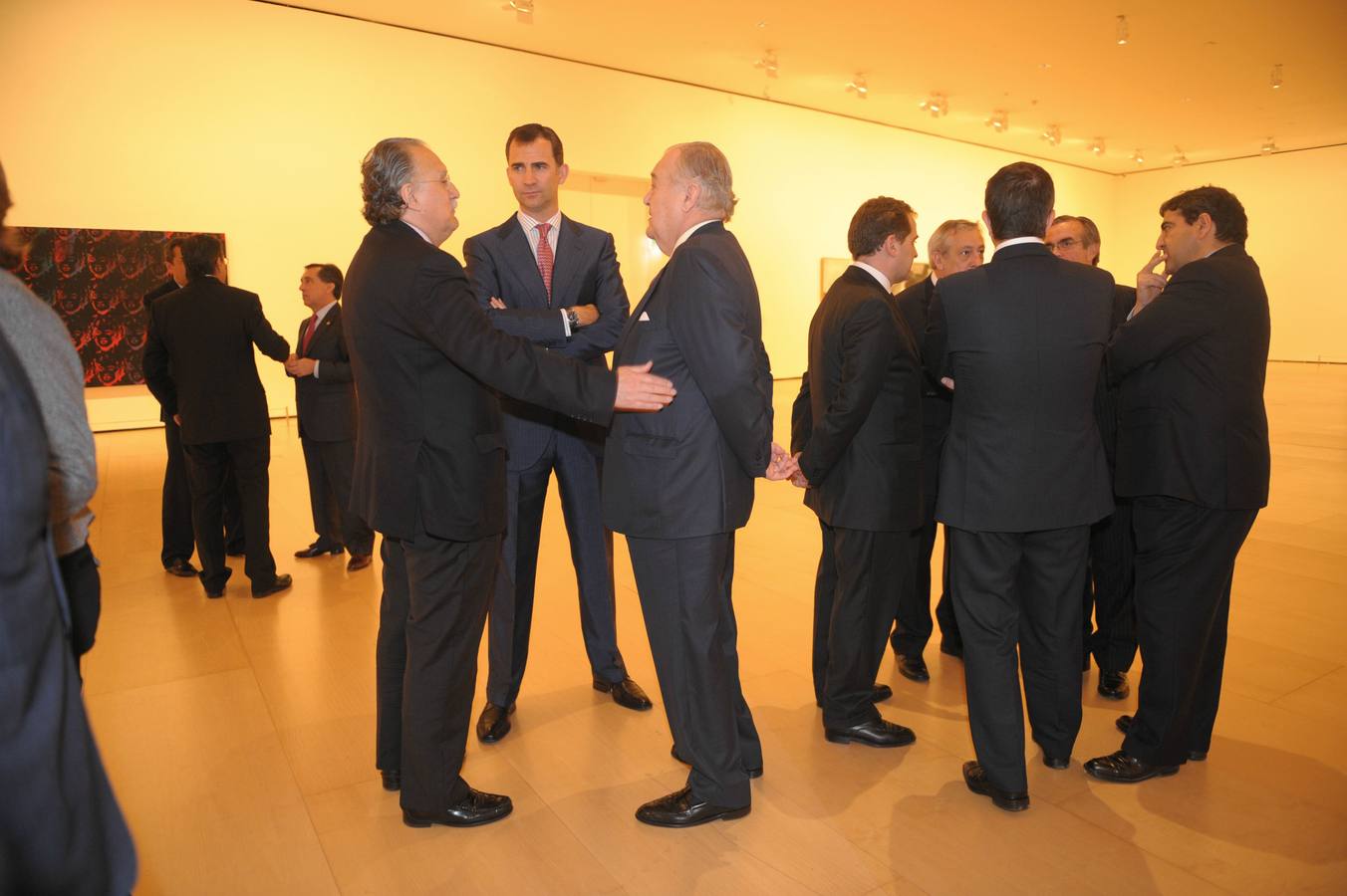 2010. El príncipe de Asturias, Don Felipe junto al presidente de El Correo, Santiago de Ybarra y al recientemente fallecido alcalde de Bilbao, Iñaki Azkuna.