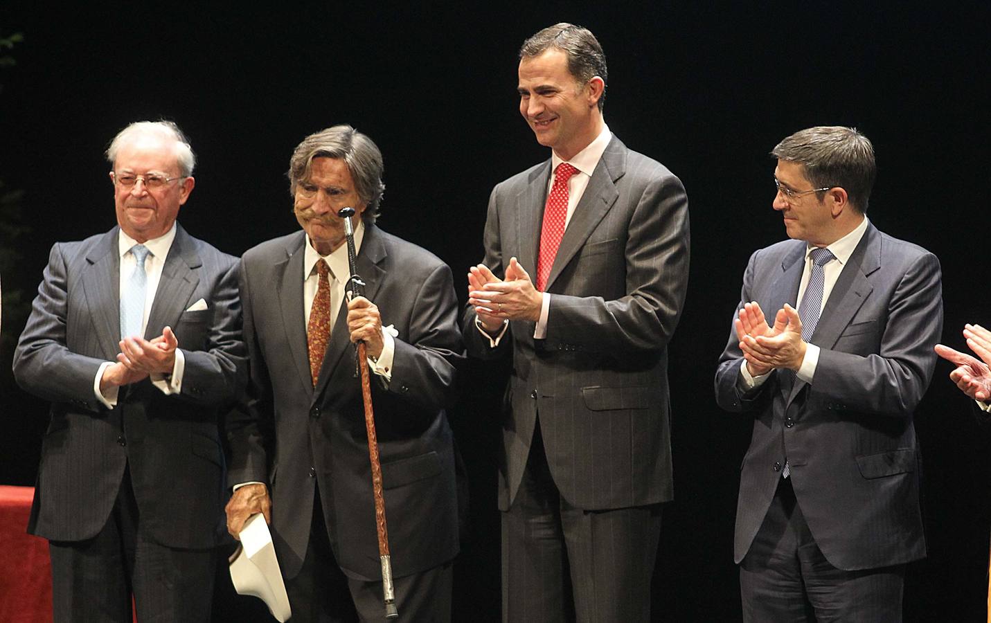 2012. El Príncipe junto a Miguel de la Cuadra Salcedo en la entrega de los Premios Novia Salcedo.