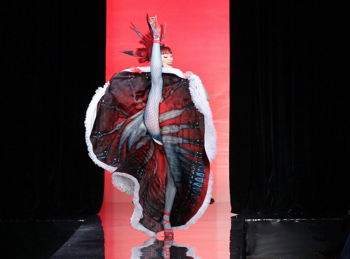'La viuda alegre'. Del 7 al 24 de mayo. Una bailarina se arranca con un cancán en una pasarela de modelos. Ritmo que dará mucho juego en 'La viuda alegre', concebida por Emilio Sagi.