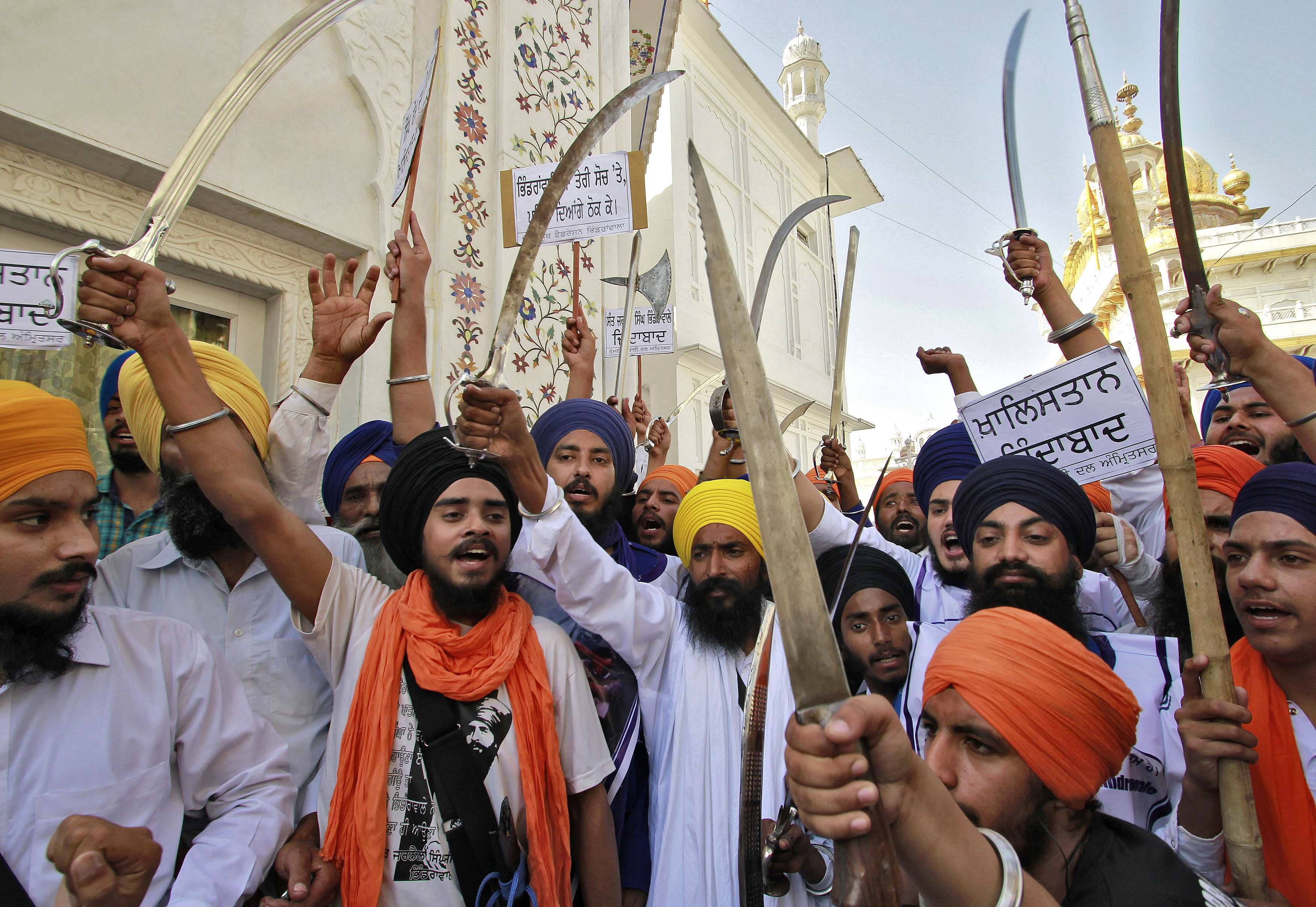 Los enfrentamientos en el Templo Dorado de India, en imágenes