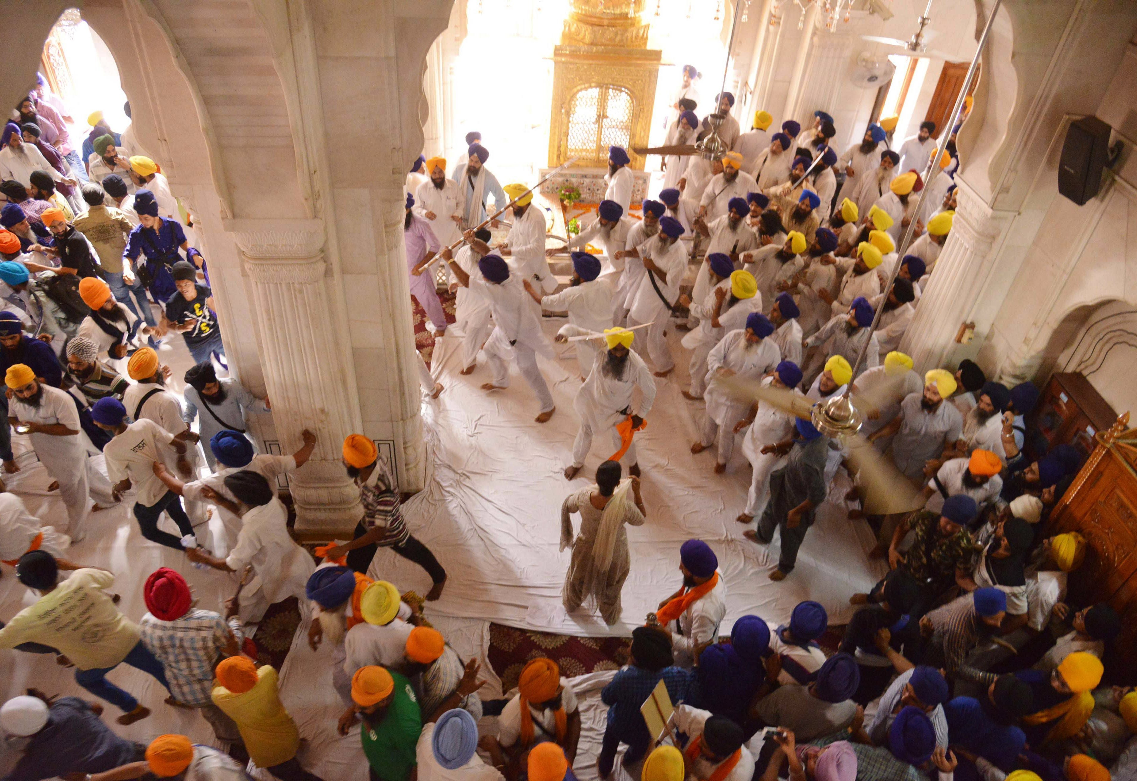 Los enfrentamientos en el Templo Dorado de India, en imágenes