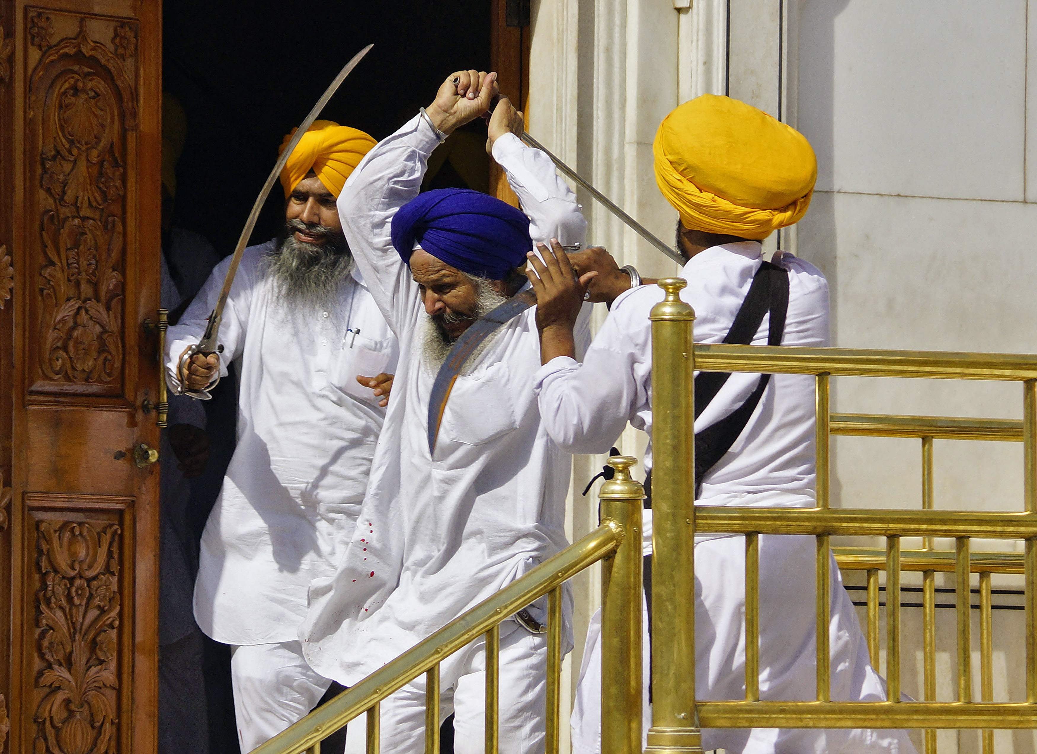 Los enfrentamientos en el Templo Dorado de India, en imágenes