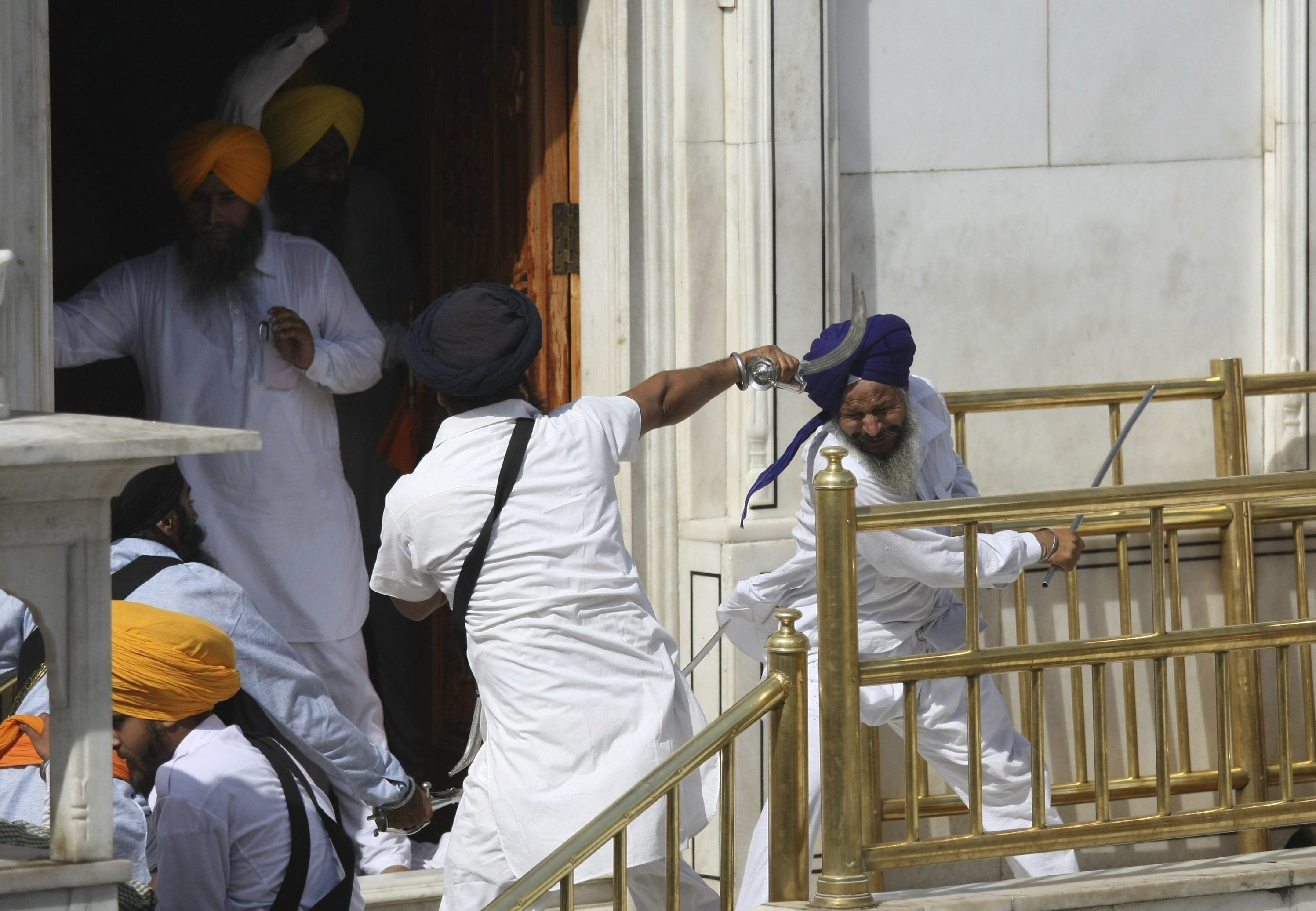 Los enfrentamientos en el Templo Dorado de India, en imágenes