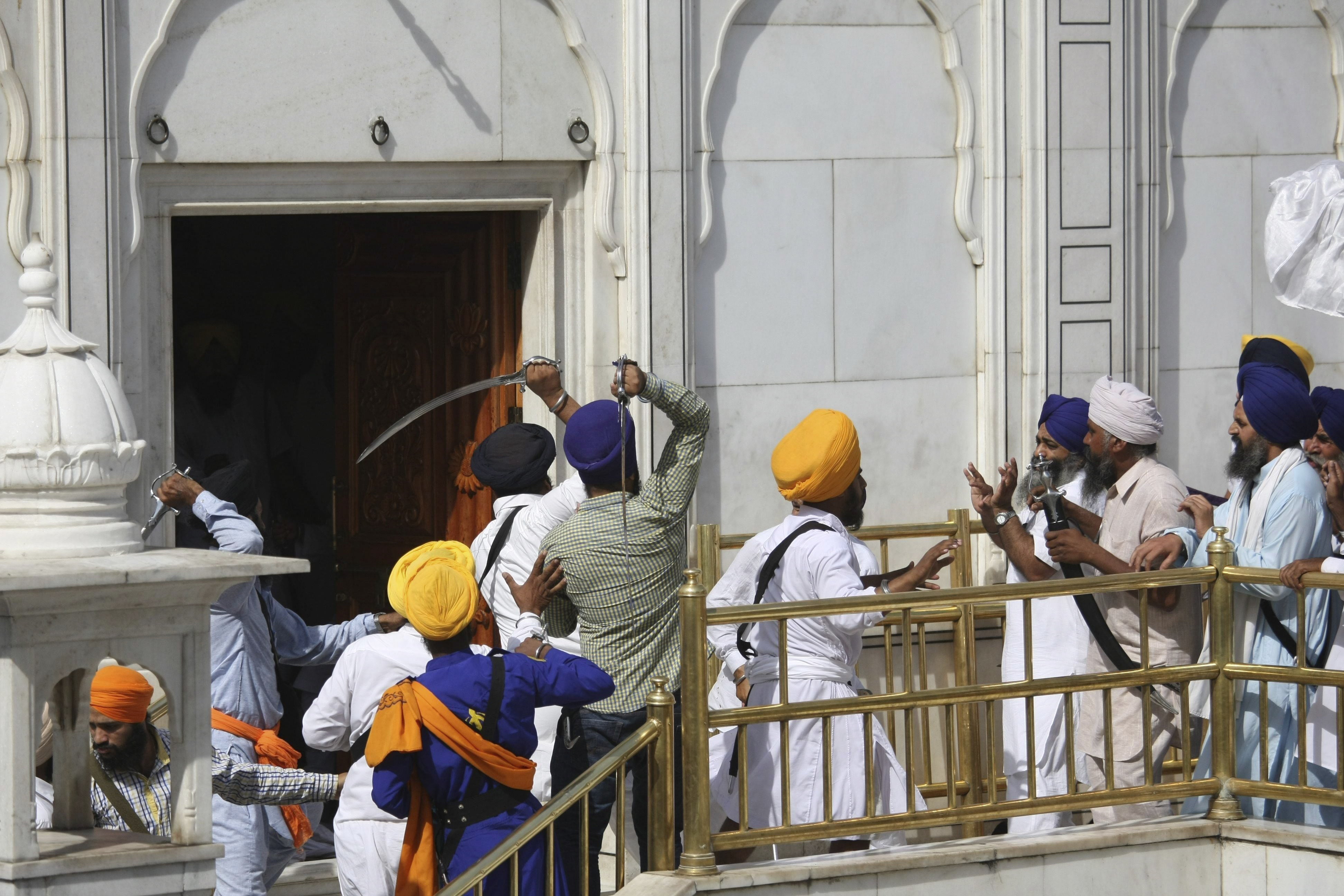 Los enfrentamientos en el Templo Dorado de India, en imágenes