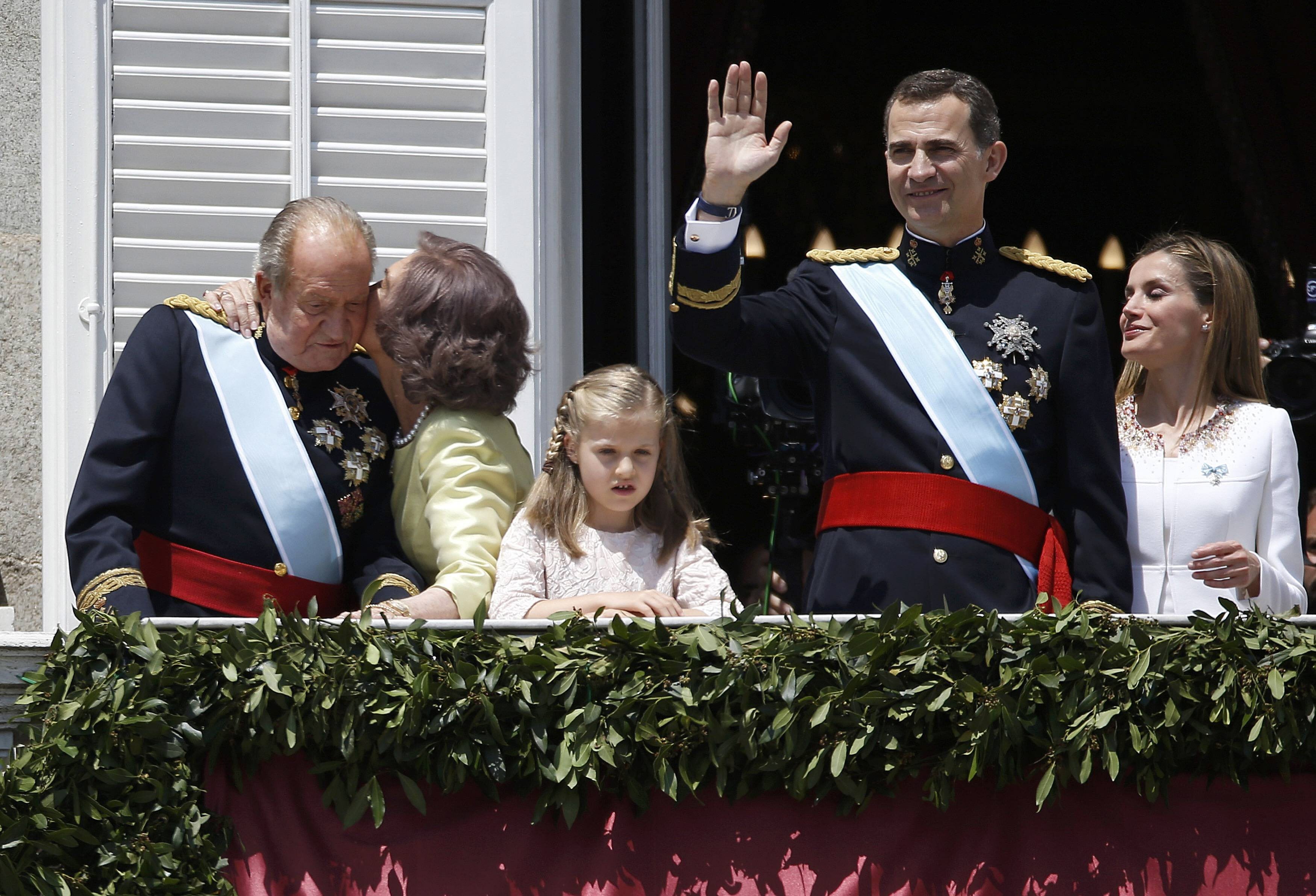 Los Reyes saludan desde el Palacio Real