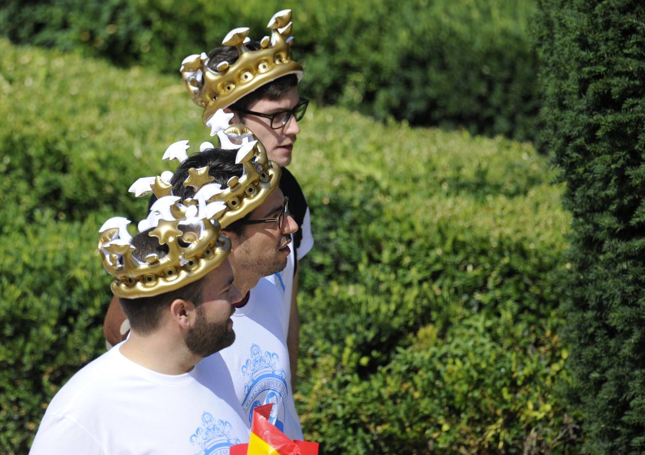 Los españoles se lanzan a la calle en pos del nuevo Rey