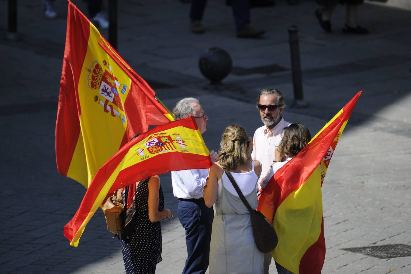 Los españoles se lanzan a la calle en pos del nuevo Rey