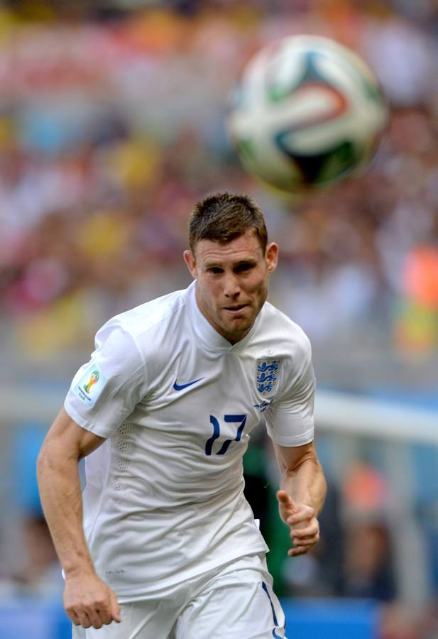 James Milner corre tras el balón.