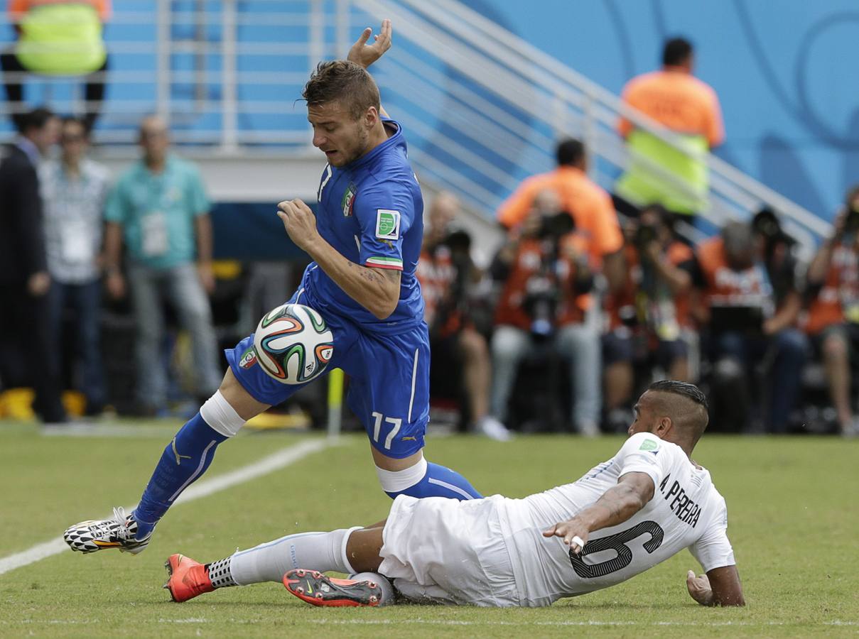 Ciro Immobile lucha un balón con el defensa uruguayo Maximiliano Pereira.