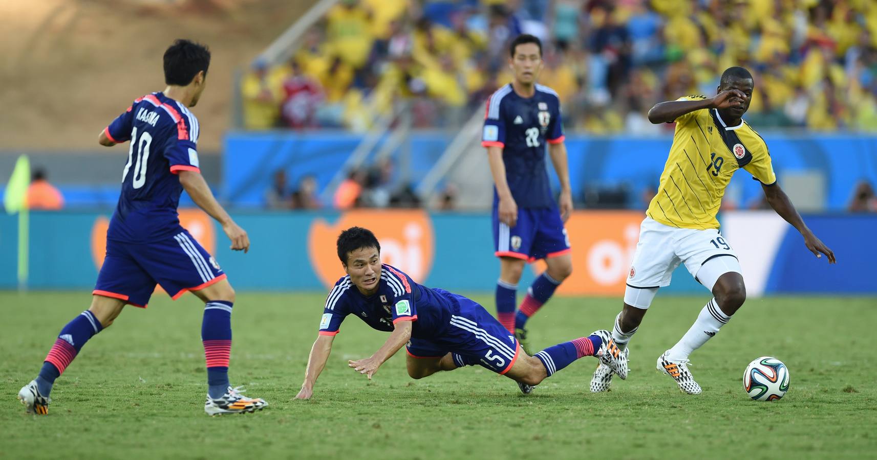 Kagawa, ante un companero.