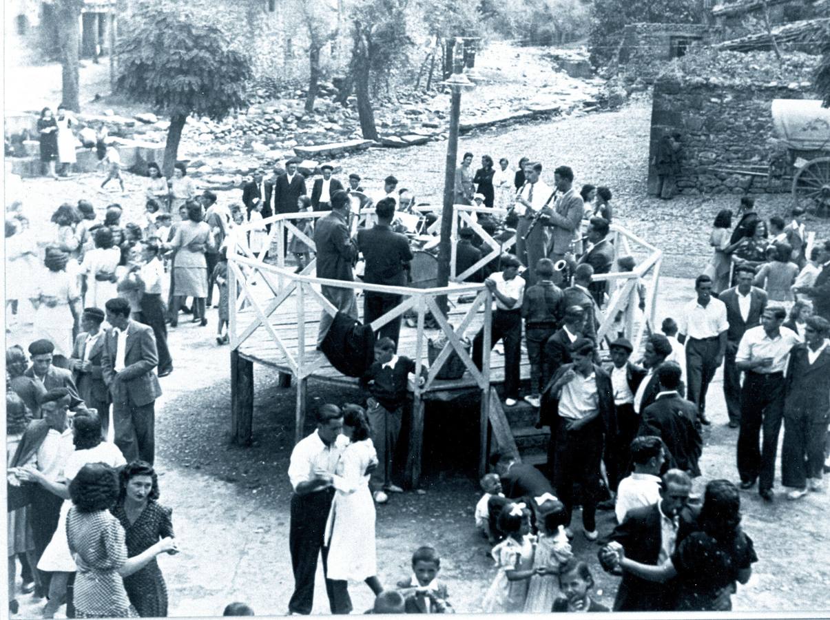 Una joven Ana María Matute (de blanco) baila con un mozo del pueblo mientras los músicos tocan en el quiosco de la plaza de Mansilla de la Sierra.