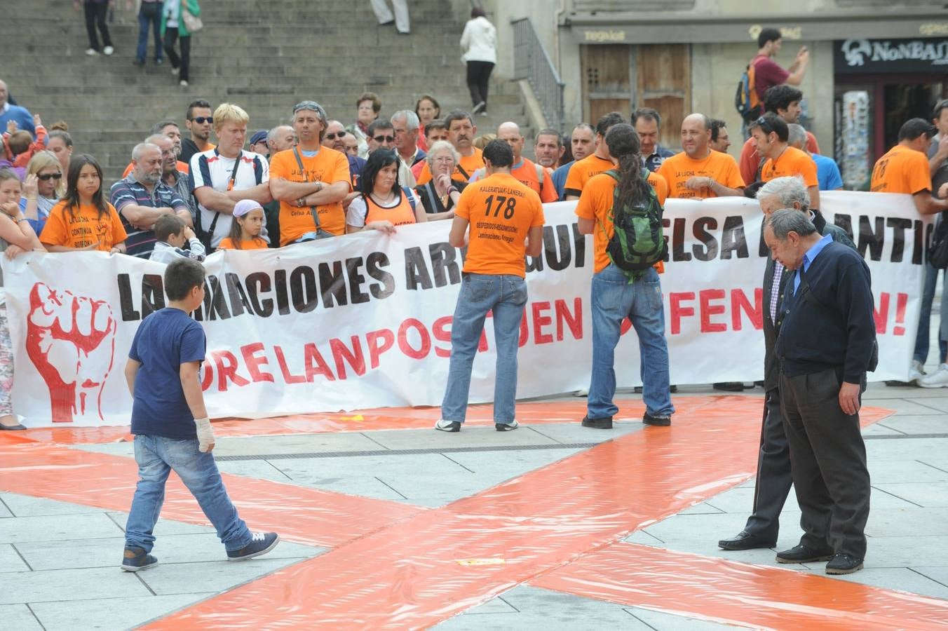 Un lazo naranja por el conflicto de Laminaciones Arregui