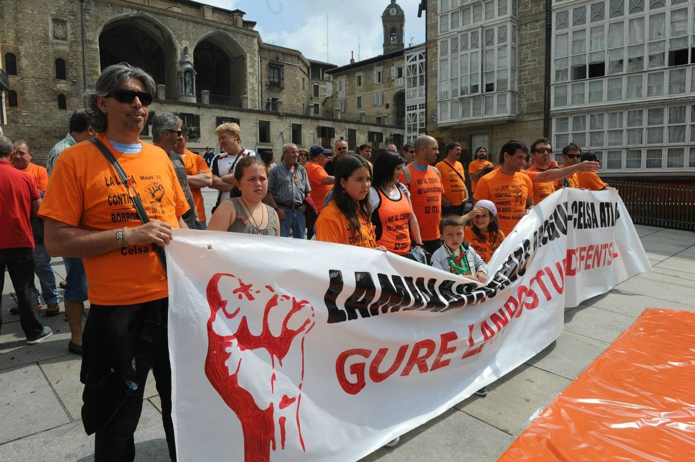 Un lazo naranja por el conflicto de Laminaciones Arregui