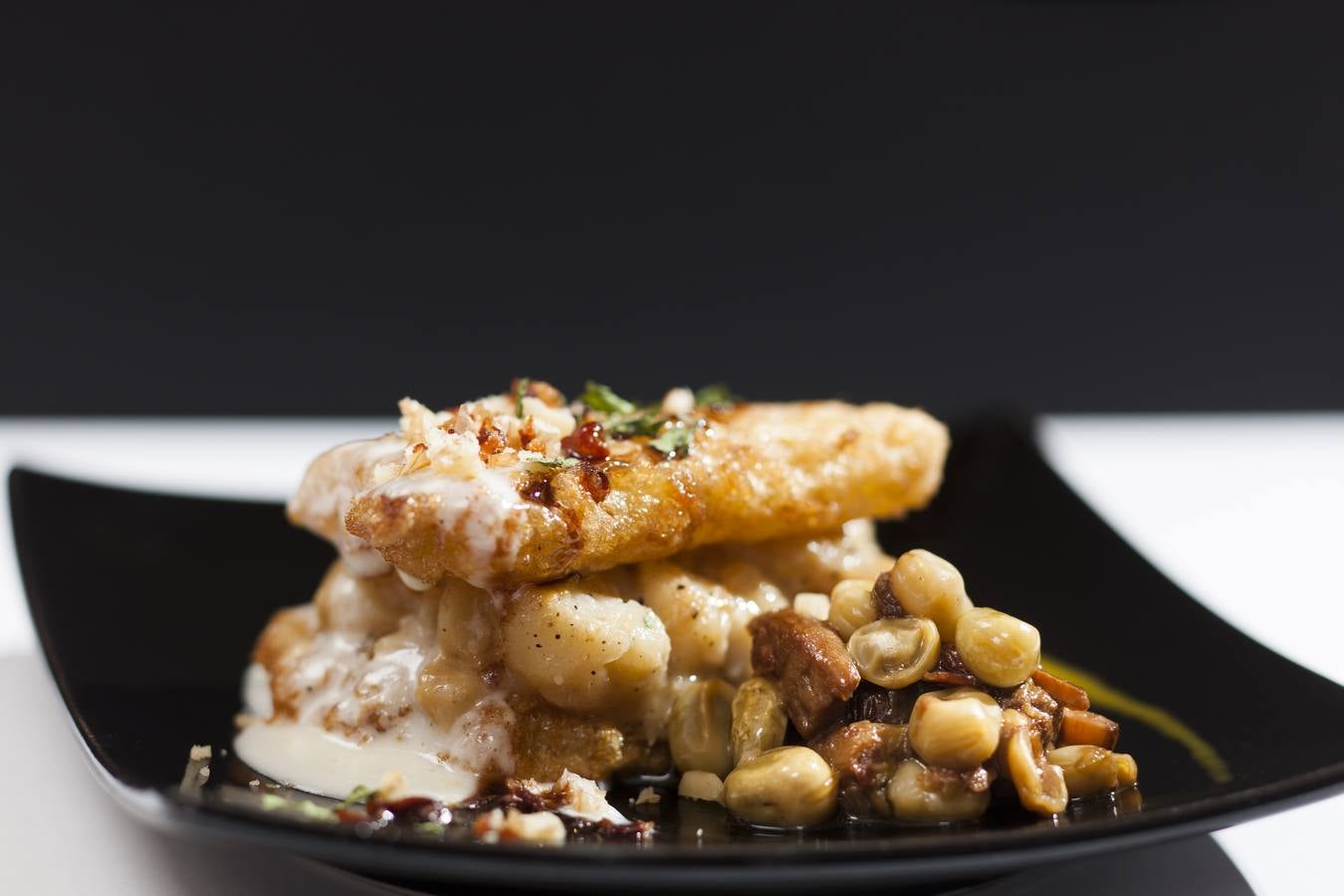 Pencas de acelga rellenas de manzana y bacalao con salsa Idiazabal de La Malquerida.