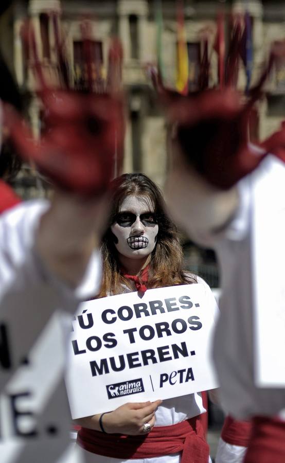 Un &#039;encierro fúnebre&#039; contra San Fermín