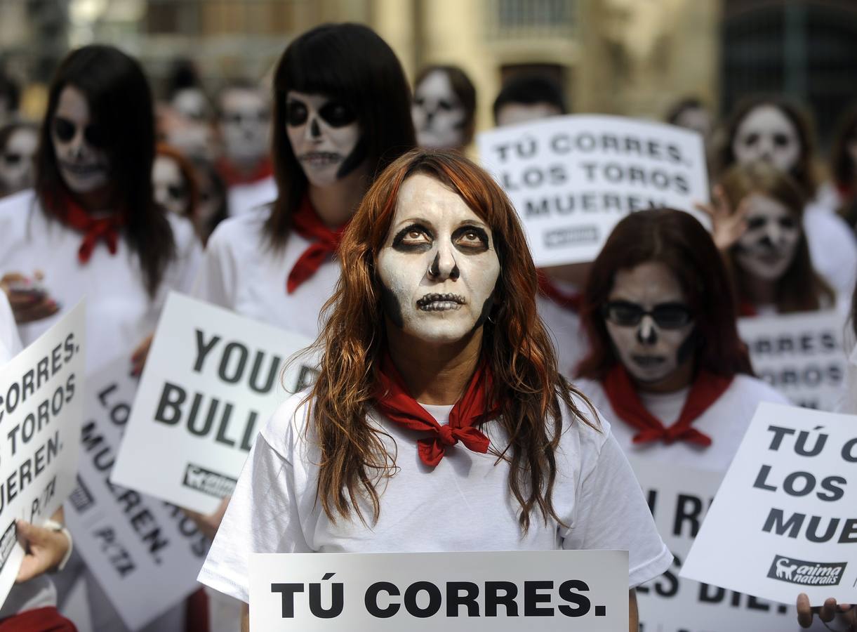 Un &#039;encierro fúnebre&#039; contra San Fermín