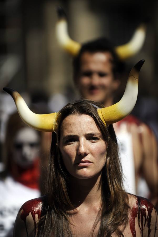Un &#039;encierro fúnebre&#039; contra San Fermín
