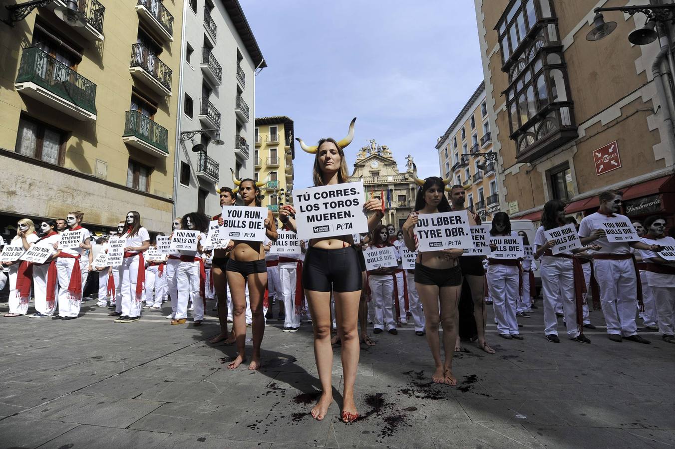 Un &#039;encierro fúnebre&#039; contra San Fermín