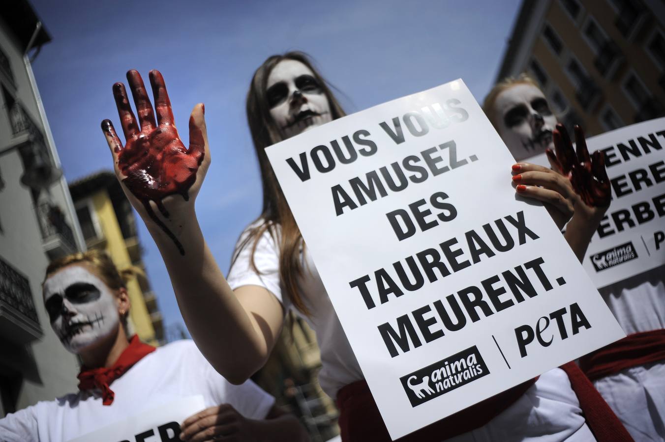 Un &#039;encierro fúnebre&#039; contra San Fermín