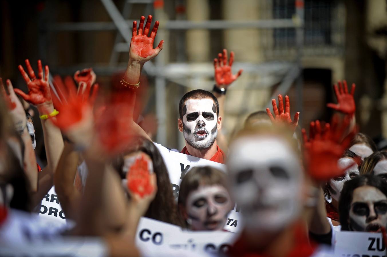 Un &#039;encierro fúnebre&#039; contra San Fermín