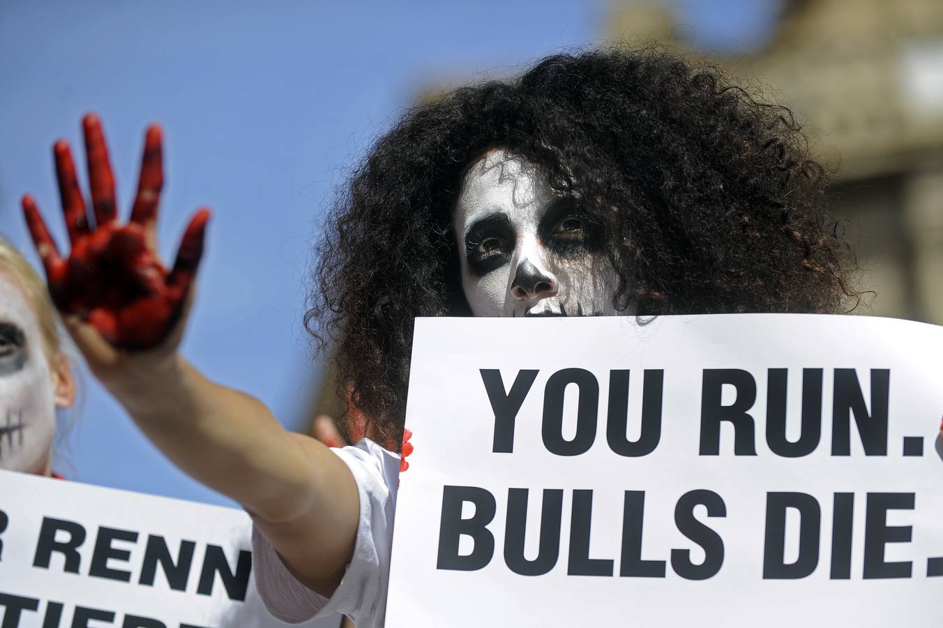 Un &#039;encierro fúnebre&#039; contra San Fermín
