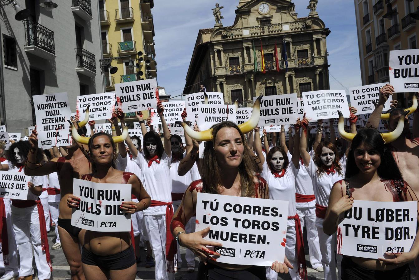 Un &#039;encierro fúnebre&#039; contra San Fermín