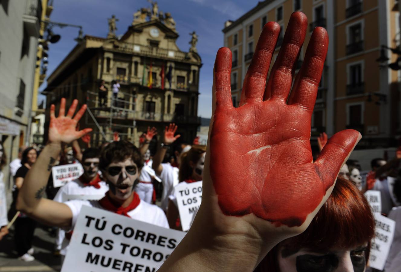 Un &#039;encierro fúnebre&#039; contra San Fermín