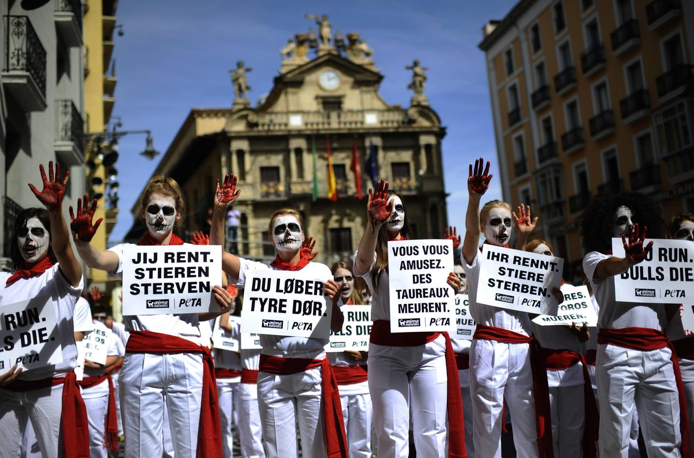 Un &#039;encierro fúnebre&#039; contra San Fermín