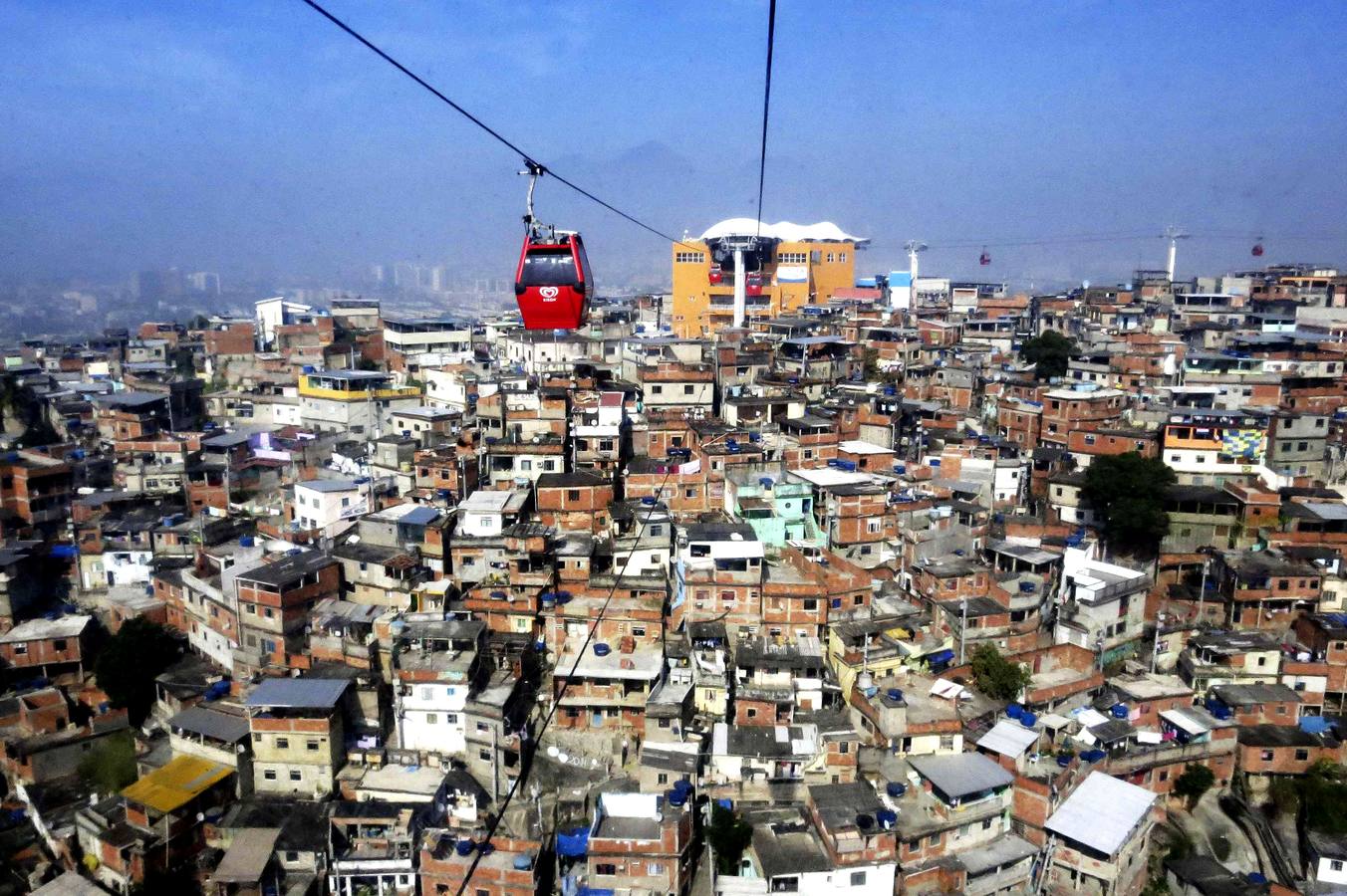 Los teleféricos que cruzan el barrio Complexo de Alemao en Río de Janeiro