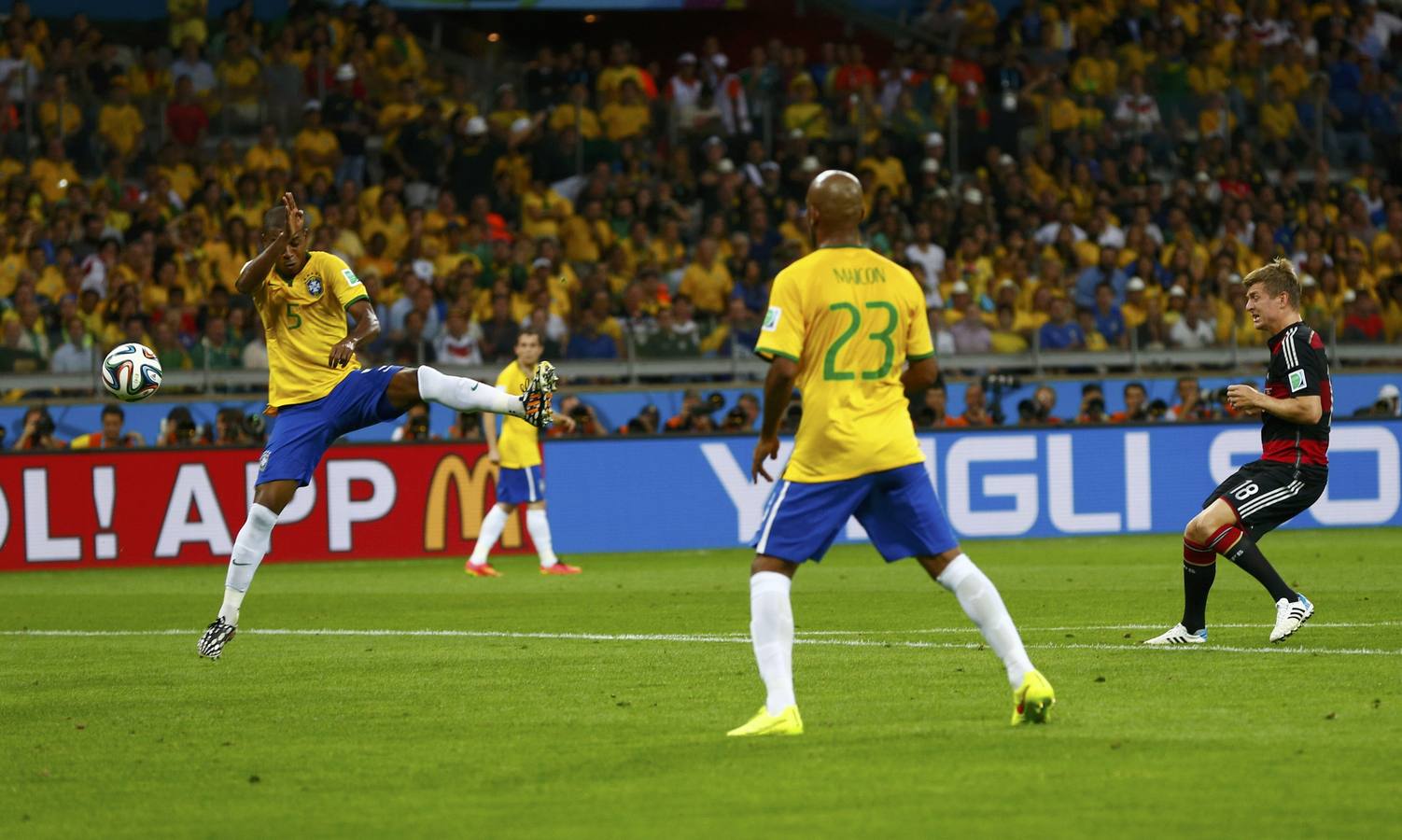 Kroos dispara para anotar uno de sus goles.