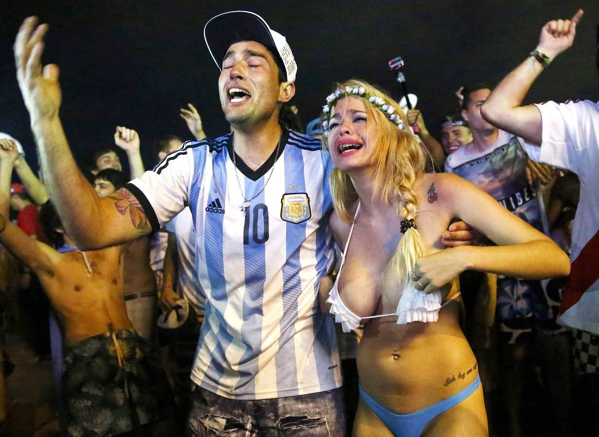 Las aficiones de Argentina y Alemania llenan de color la final del Mundial