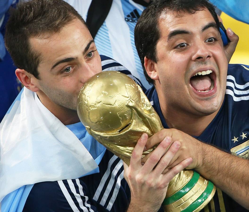 Las aficiones de Argentina y Alemania llenan de color la final del Mundial