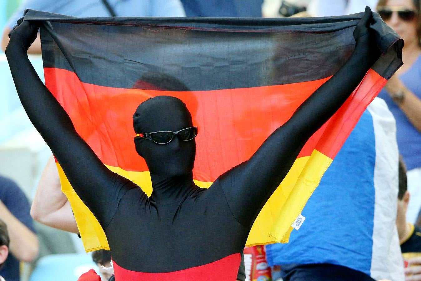 Las aficiones de Argentina y Alemania llenan de color la final del Mundial