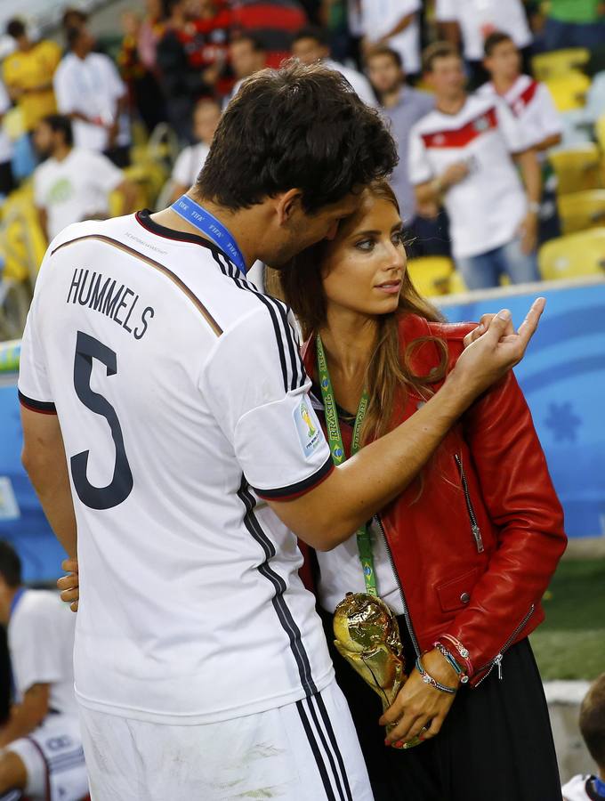 Cathy Fischer. El defensa Mats Hummels y su novia tras recibir la Copa del Mundo